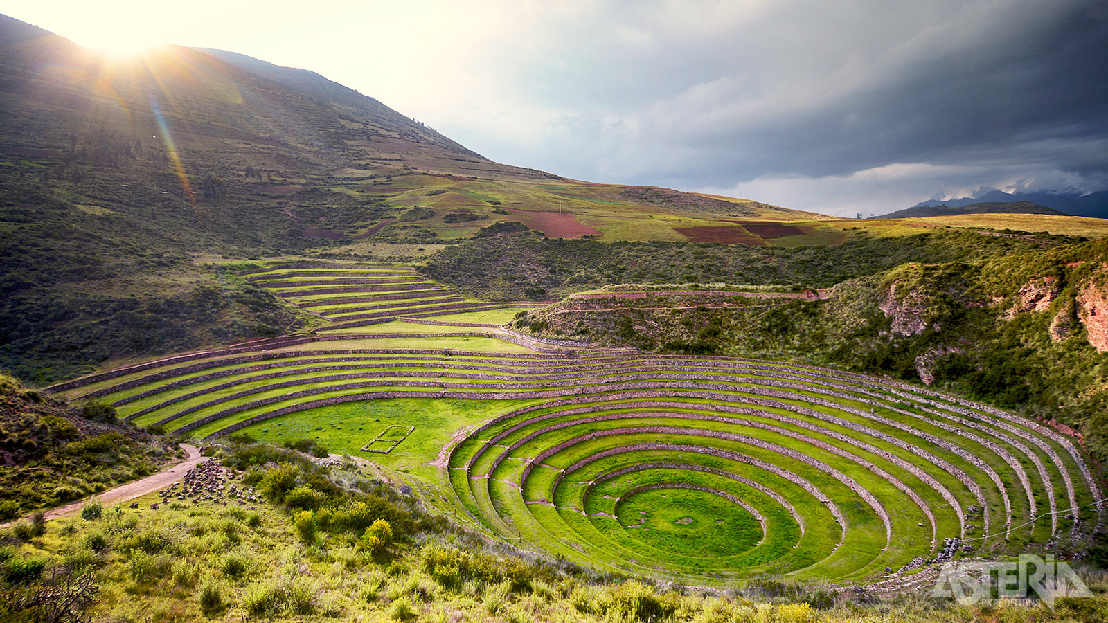 De mysterieuze-Moray terrassen werden mogelijk gebruikt door de Inca’s om het effect bestuderen van klimatologische omstandigheden op gewassen