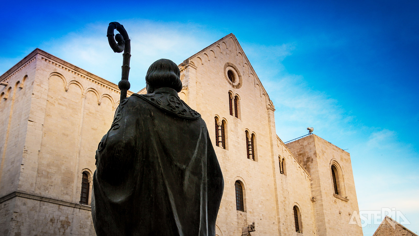Via kronkelende steegjes en pleintjes kom je bij de beschermheilige van Bari: Sint-Nicolaas
