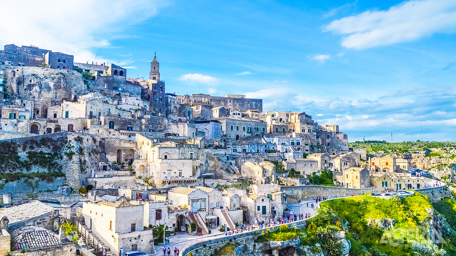 Matera (Unesco) wordt gekenmerkt door grotwoningen en rotskerken die tegen een steile helling werden gebouwd