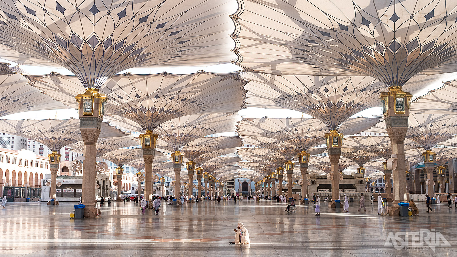 De binnenplaats van de Al-Masjid an-Nabawi kan van schaduw worden voorzien door reusachtige luifels, ontworpen door Bodo Rash & Buro Happold