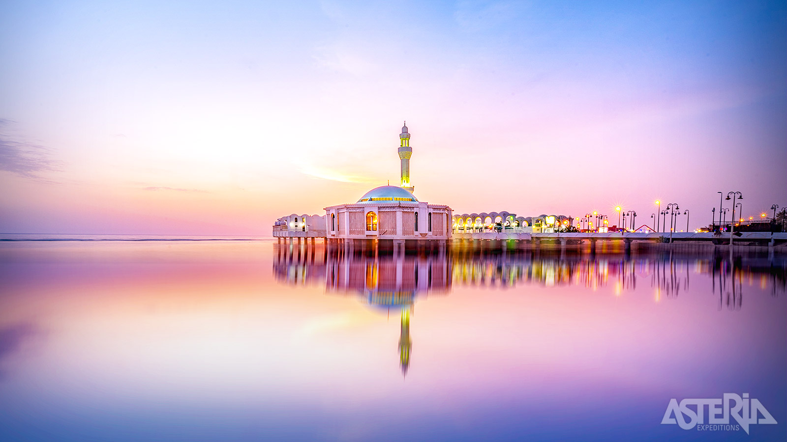 Aan de Corniche Road in  Jeddah vind je de Al Rahmah-moskee of ’Floating Mosque’ die gebouwd op pijlers in de Rode Zee