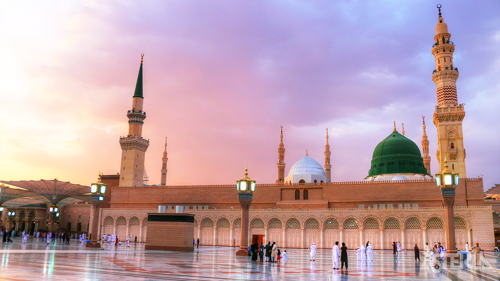 De enorme Moskee van de Profeet of de Masjid an-Nabawi in Media  heeft een capaciteit van 600.000 tot zelfs 1.000.000 gelovigen tijdens de hadj