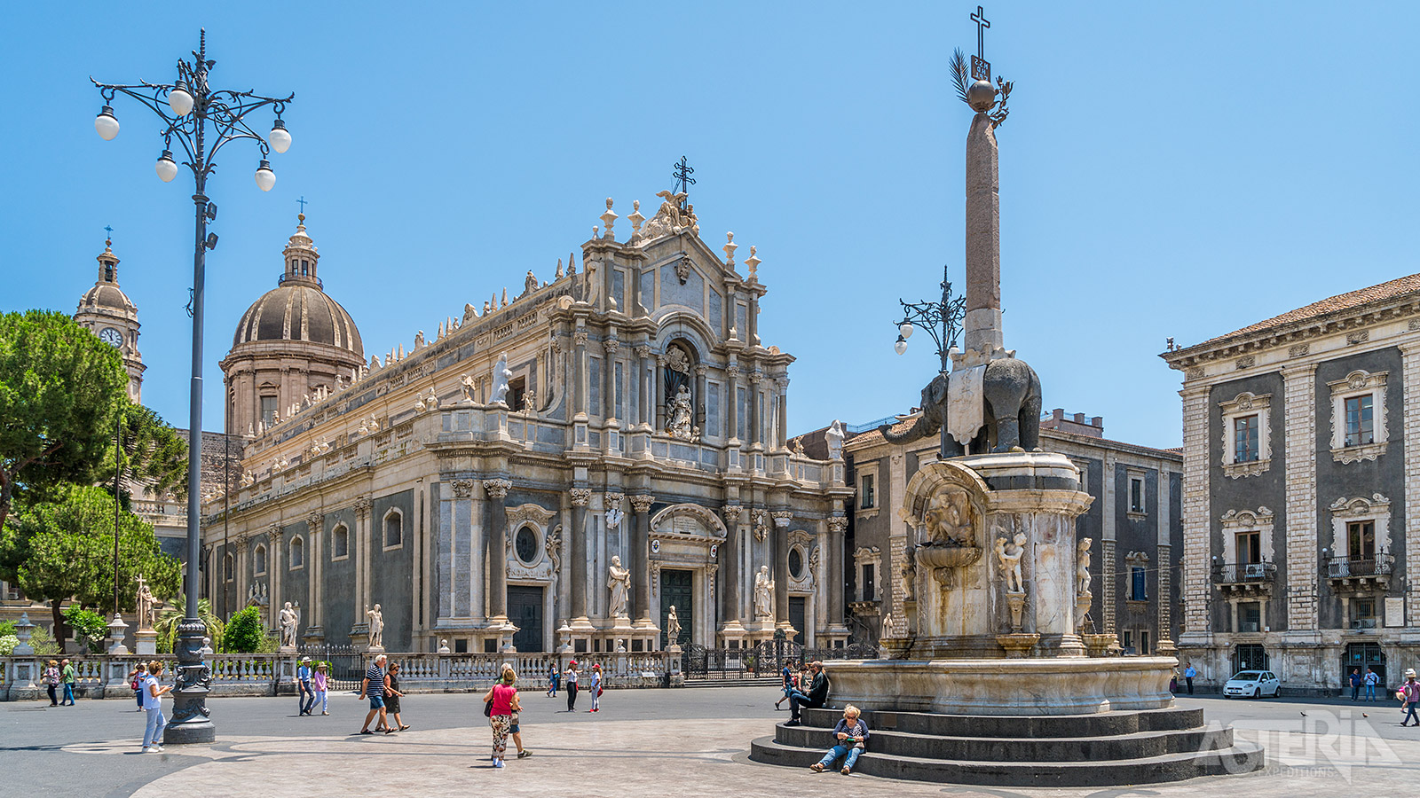 Piazza del Duomo met de olifantenfontein, het symbool van de stad Catania