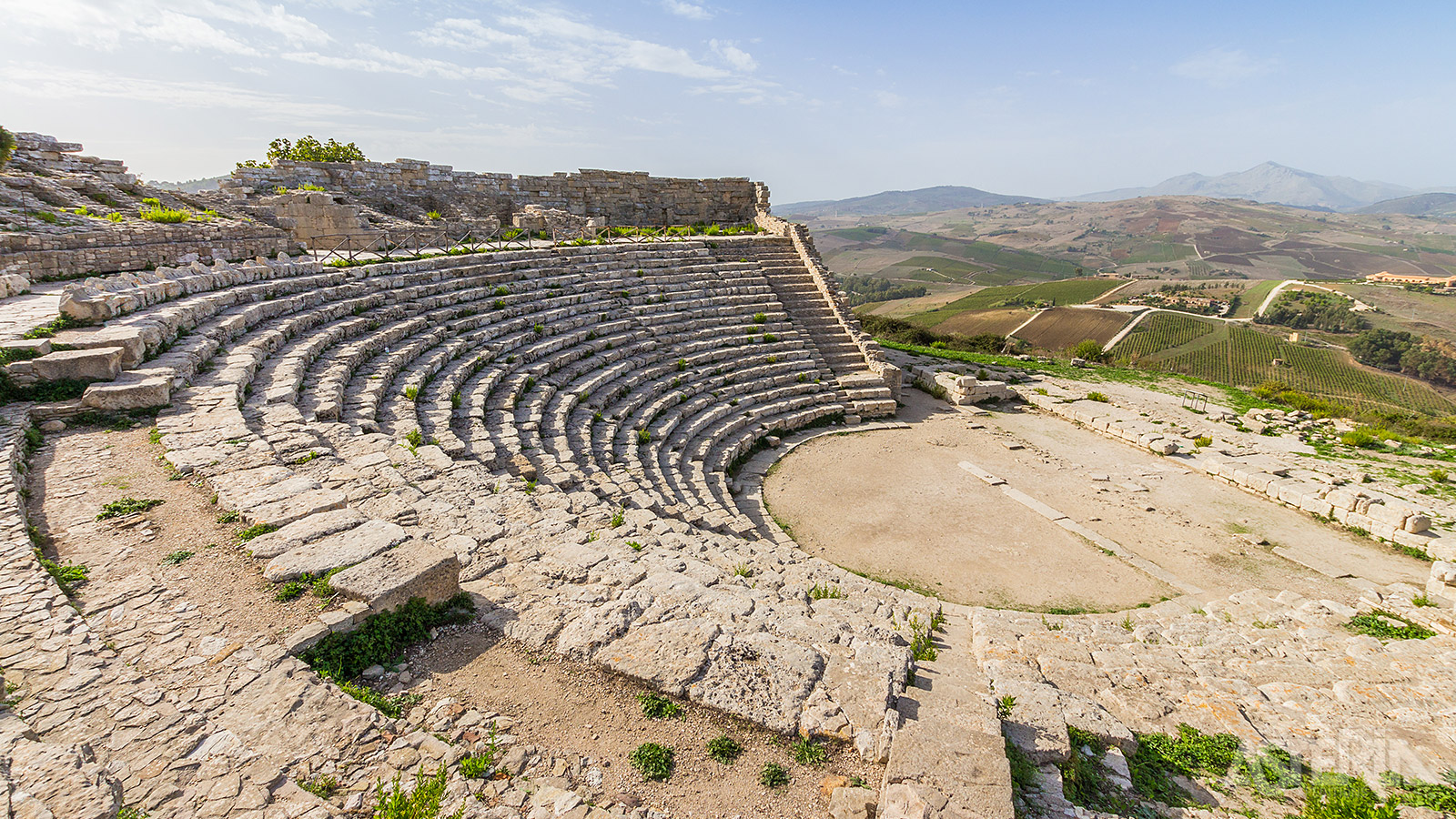 Op de top van de Monte Barbaro vind je de ruïnes van het Hellenistische theater