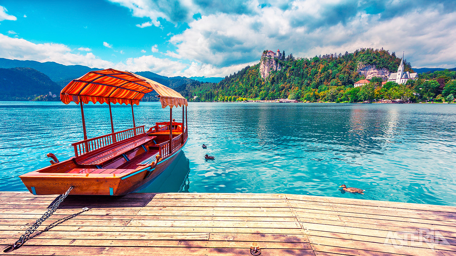 Met een traditionele ‘pletna’, een gondel met een dakje, maak je een tocht op het meer van Bled