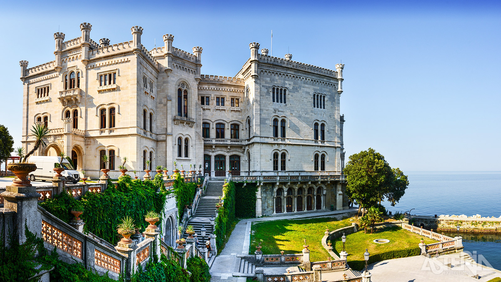 Het kasteel van Miramare werd tussen 1856 en 1860 gebouwd als zomerverblijf voor Maximiliaan van Habsburg en Charlotte van België, dochter van koning Leopold I