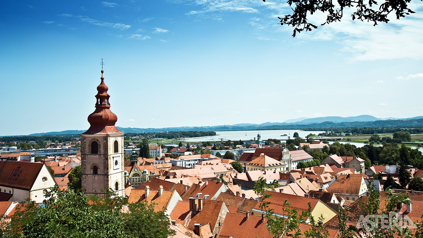 Ptuj is het oudste stadje van Slovenië, genesteld tussen heuvels met wijngaarden en de Drava-rivier