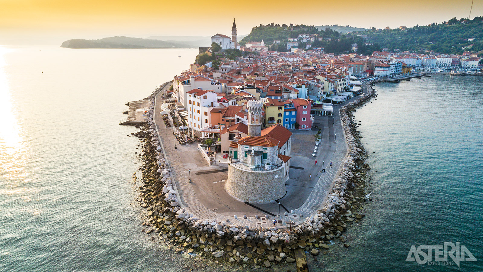 Piran is een schilderachtig havenstadje op een landtong dat zich in de 6de eeuw afsloot met een verdedigingsmuur