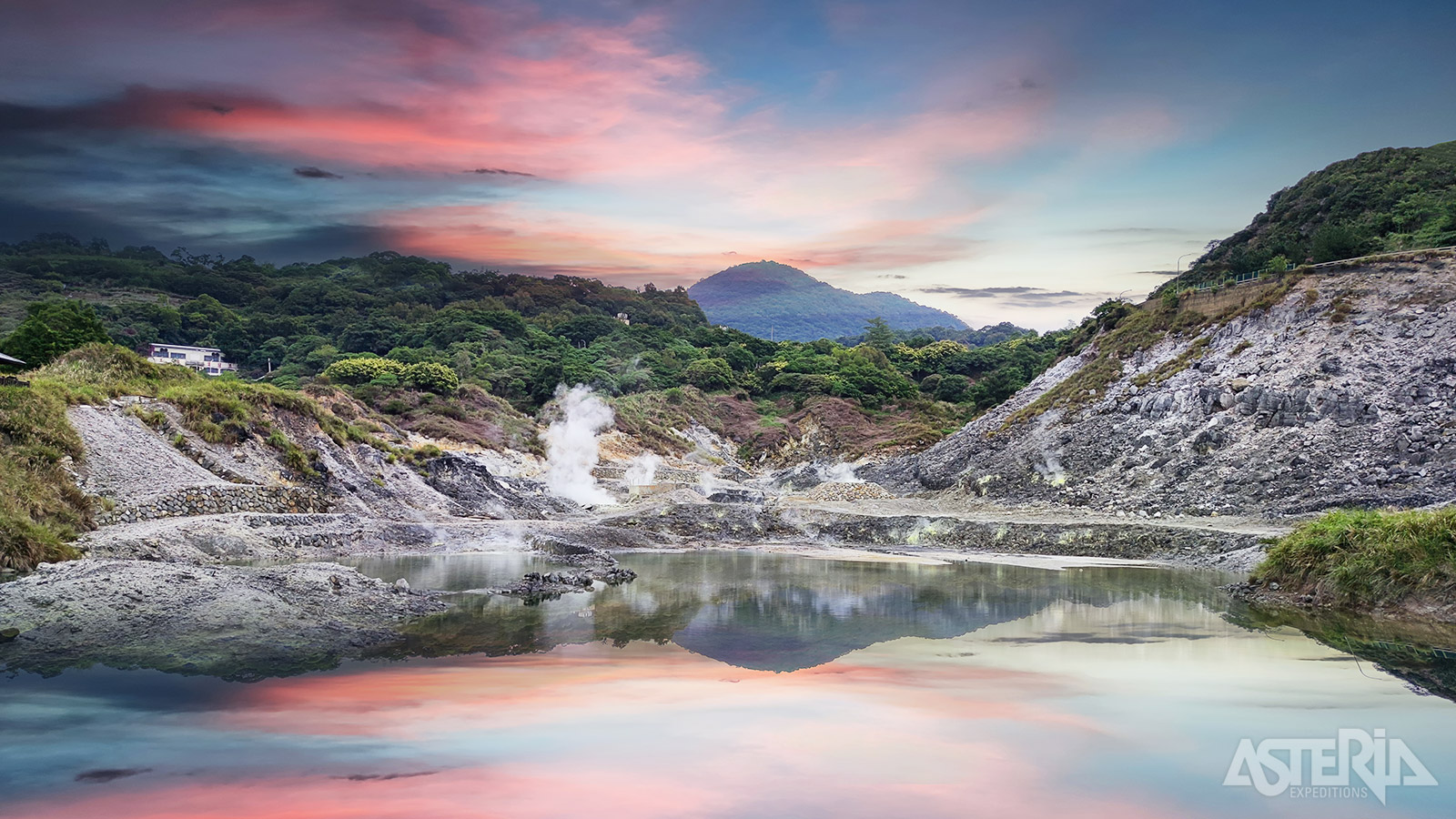 Yangmingshan Nationaal Park staat bekend om zijn warmwaterbronnen, kersenbloesems en de hoogste slapende vulkaan van Taiwan