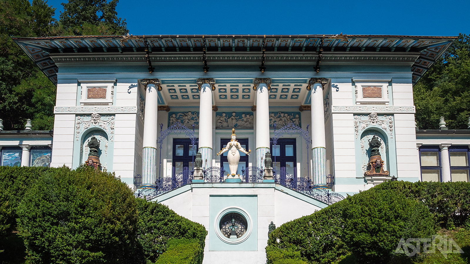 De villa van Ernst Fuchs, gebouwd in 1888 naar een ontwerp van Otto Wagner in Jugendstil met elementen uit de Oud-Griekse architectuur