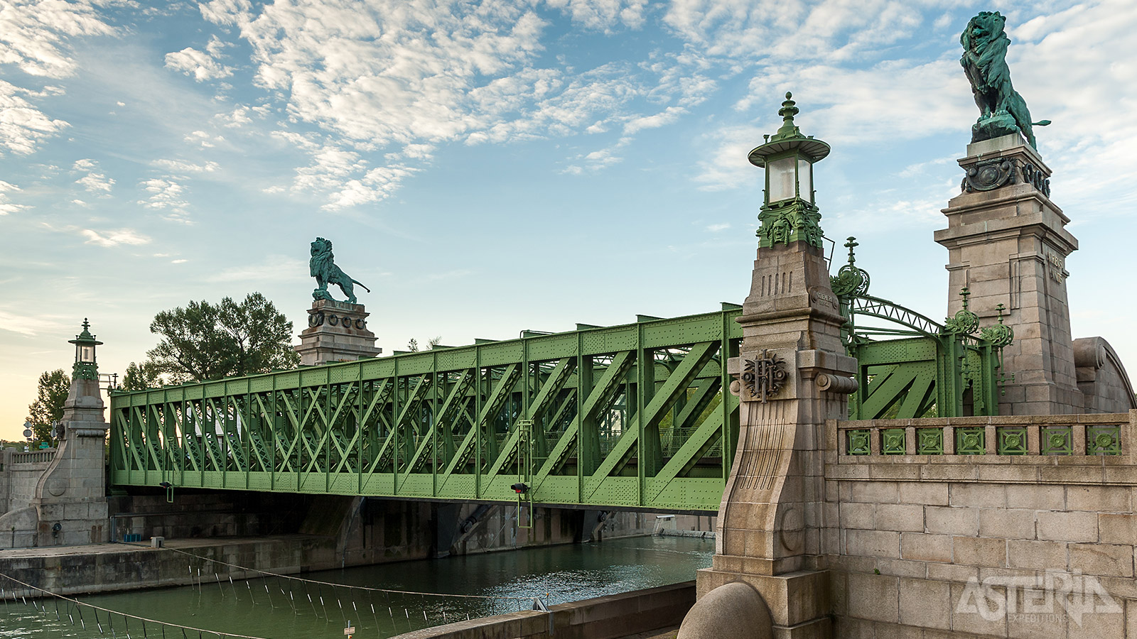 De leeuwenbrug of de Schemerlbrug, genaamd naar de bouwheer Josef Schemerl Ritter von Leytenbach.