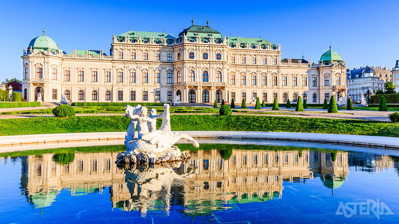 De Oostenrijkse barok is een ware levenskunst met als hoogtepunt het Schloss Belvedere, twee gebouwen met tussenin feeërieke tuinen in terrasvorm