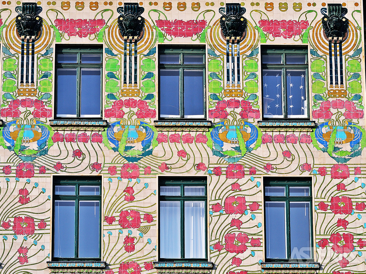 Omstreeks 1898-1899 liet Otto Wagner het ajolikahaus bouwen, met zijn typerende gevel uit roze, blauwe en groene keramiektegels