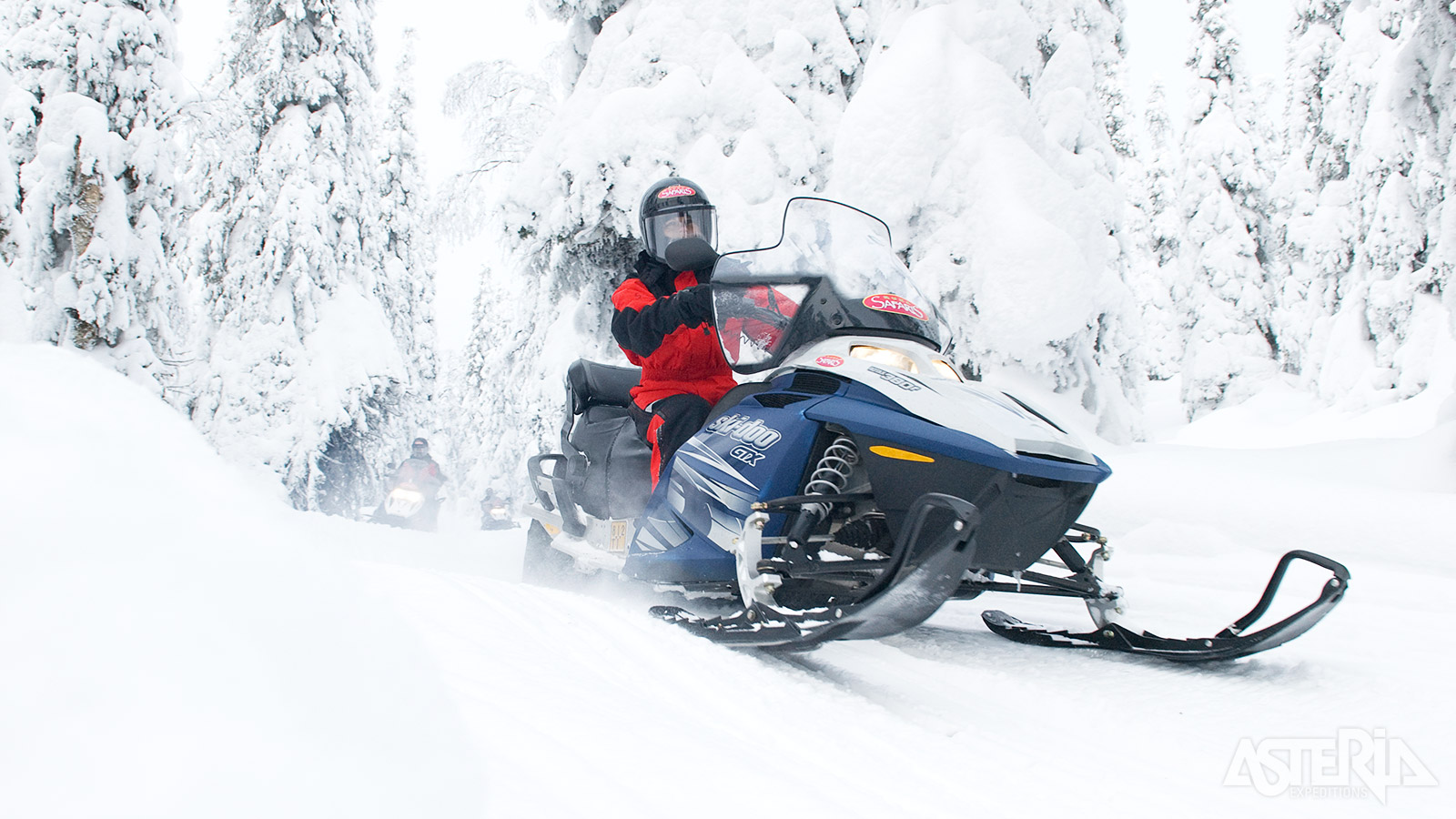 Na een instructieles kan je de adrenaline opdrijven tijdens een sneeuwscootertocht van  30km door besneeuwde bossen en over bevroren meren rondom Ruka