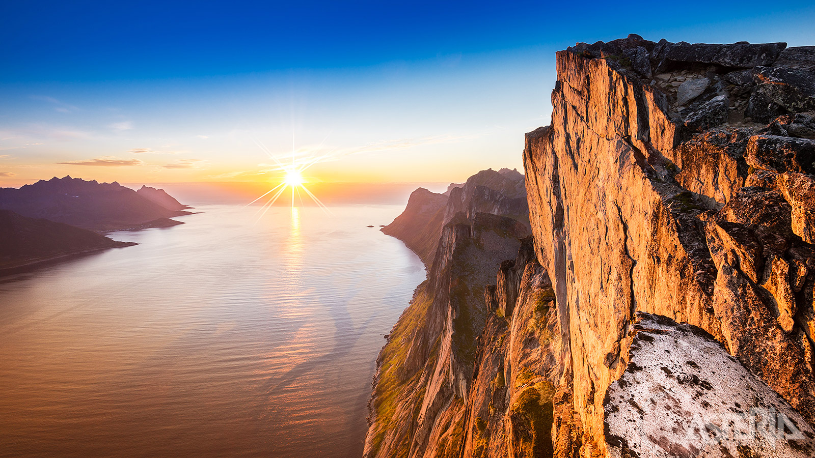Senja staat gekend als ‘Noorwegen in het klein’ met alle hoogtepunten: fjorden, bergen, mooie baaien en witte zandstanden