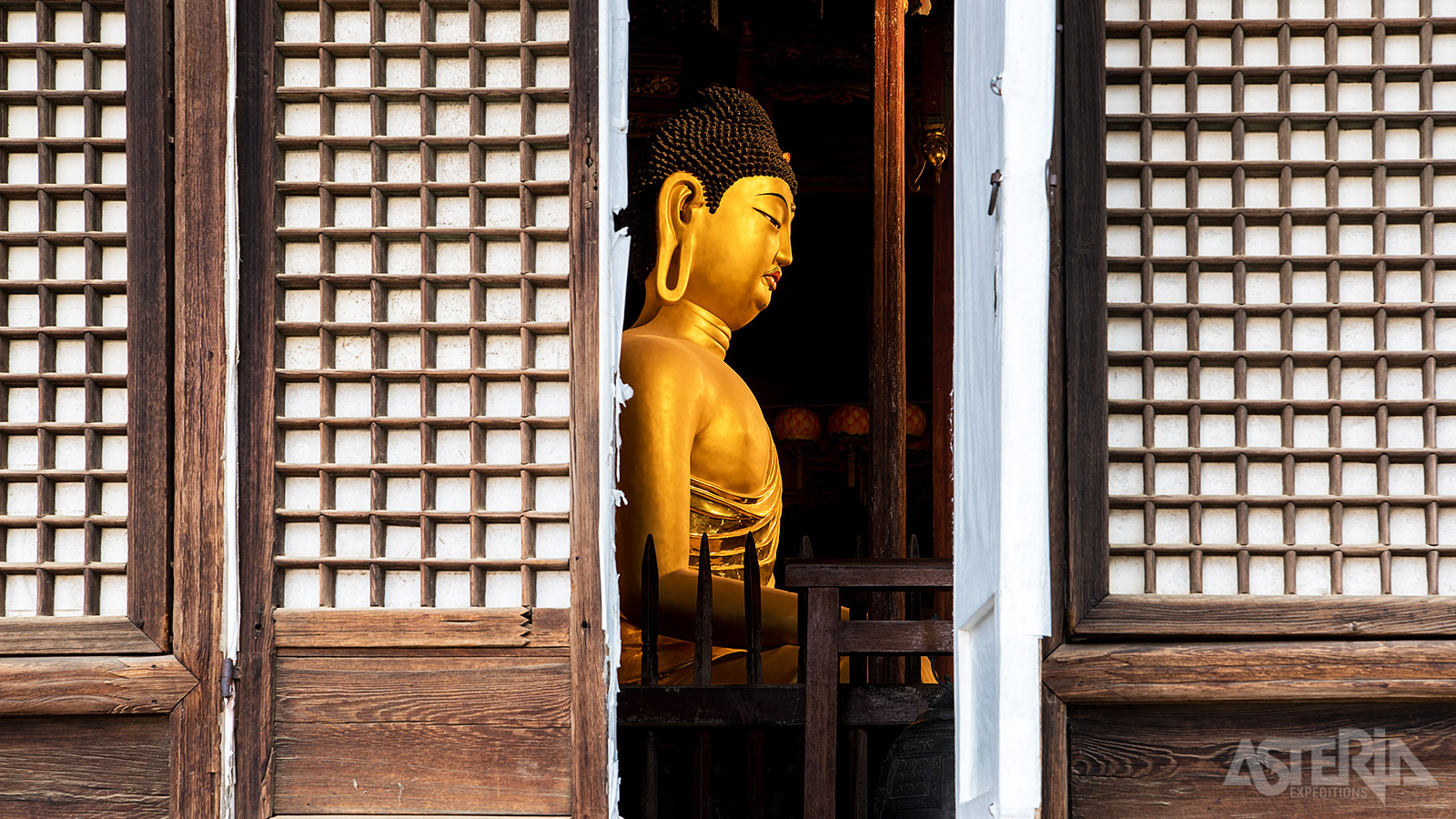 In een gebouw uit het Goguryeo-tijdperk staat een Boeddha gemaakt uit klei