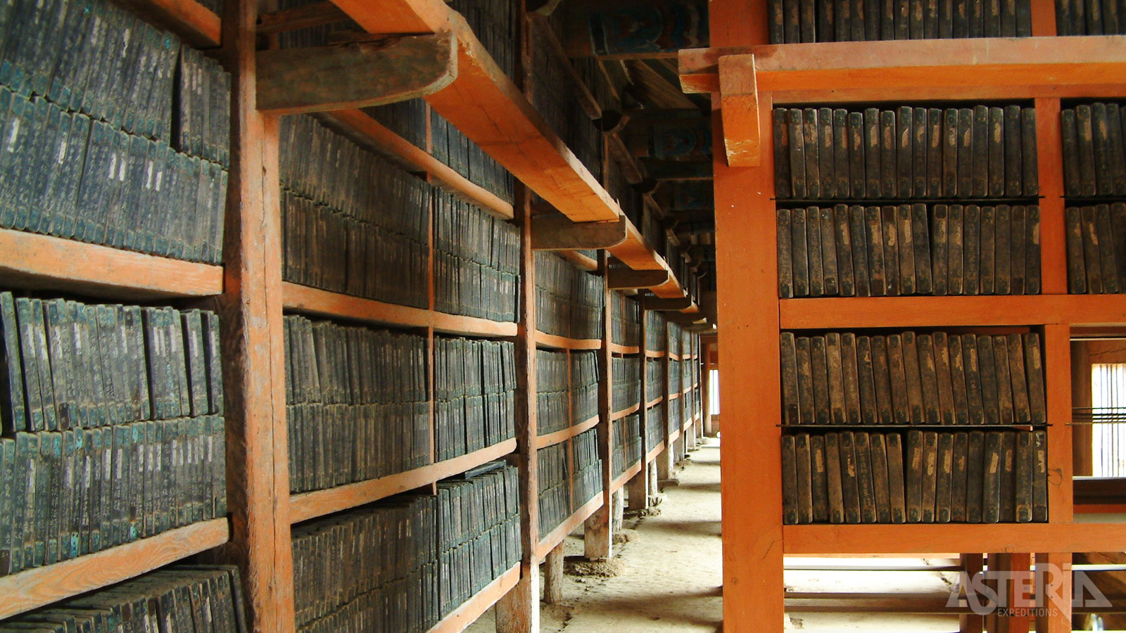 De Tripitaka Koreana omvat meer dan 80.000 houtblokken met gegraveerde boeddhistische verdragen, wetten en geschriften