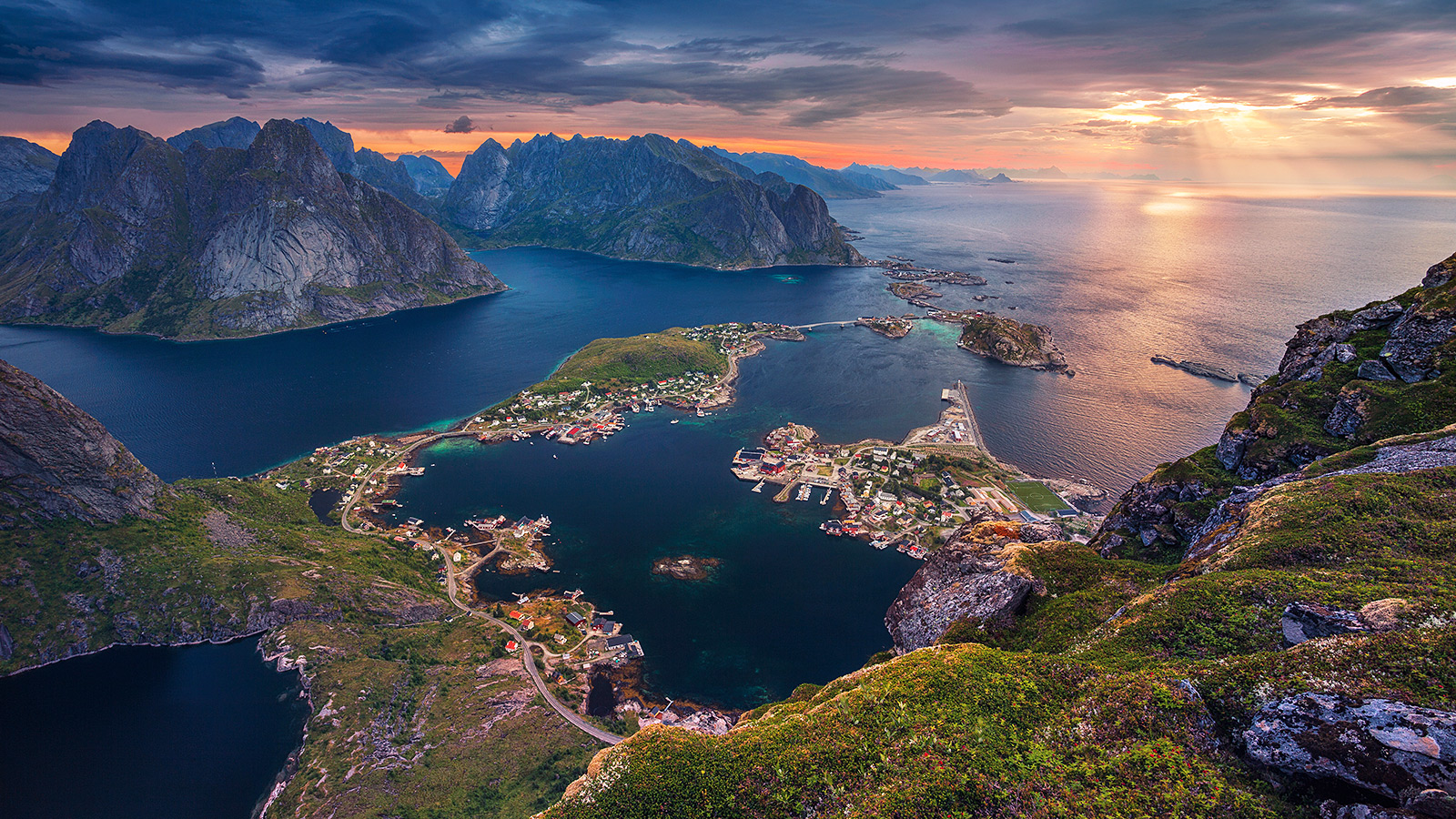 De Lofoten zijn een Noorse eilandengroep met ruige bergen, diepe fjorden en schilderachtige dorpjes