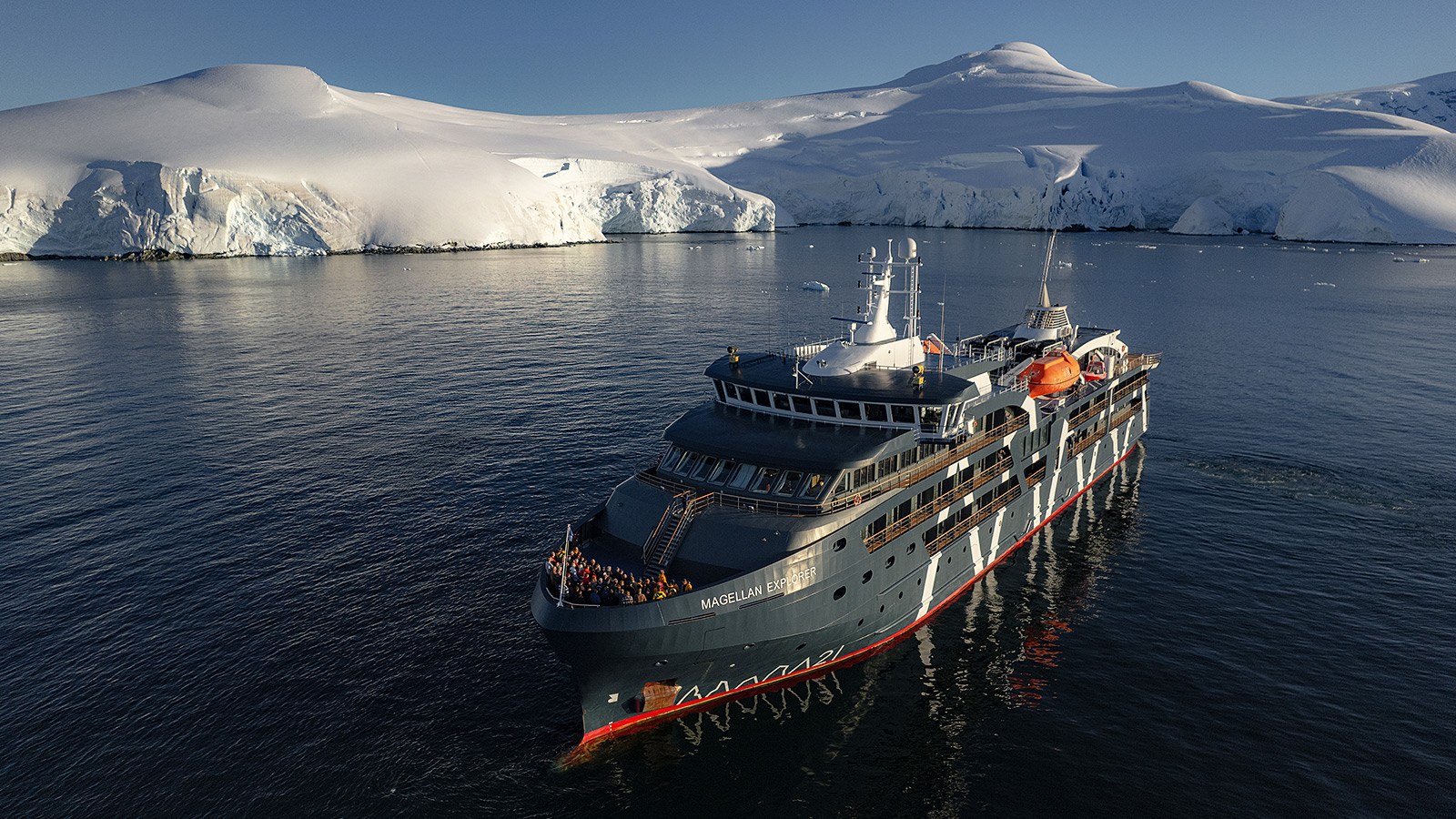 De ijsversterkte MV Magellan Explorer biedt plaats voor 96 passagiers