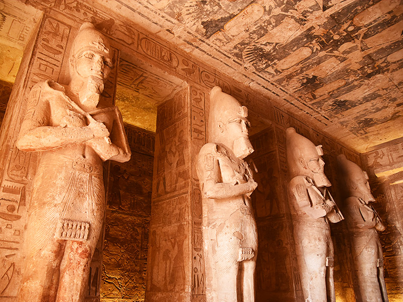 De majestueuze Abu Simbel-tempel, waar hiërogliefen en gigantische reliëfs het verhaal van het oude Egypte vertellen