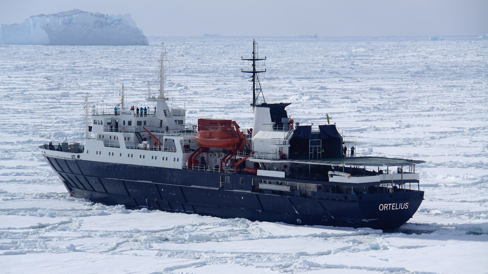 De MV Ortelius is een robuust expeditieschip speciaal uitgerust voor de zwaarste poolomstandigheden