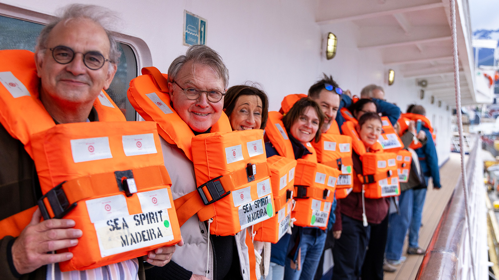 Tijdens de verplichte veiligheidsdrill schuift iedereen gedisciplineerd aan