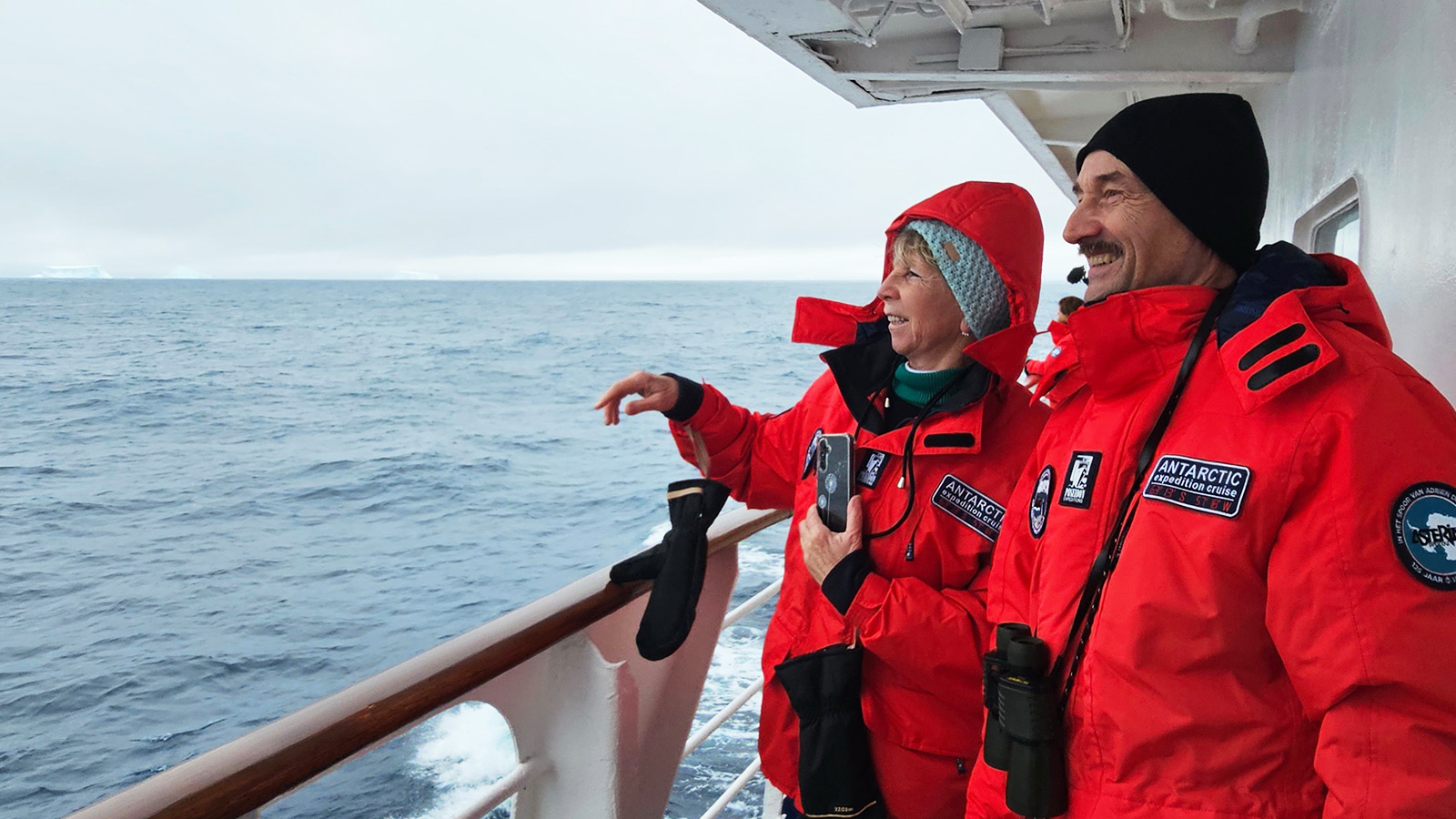 Binnen no-time staat iedereen op het dek, gehuld in rode expeditiejas