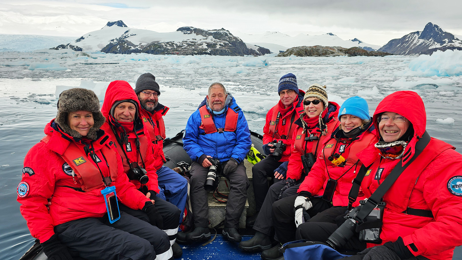 Massieve ijswanden en drijvend ijs vormen de ideale achtergrond voor een zodiaccruise