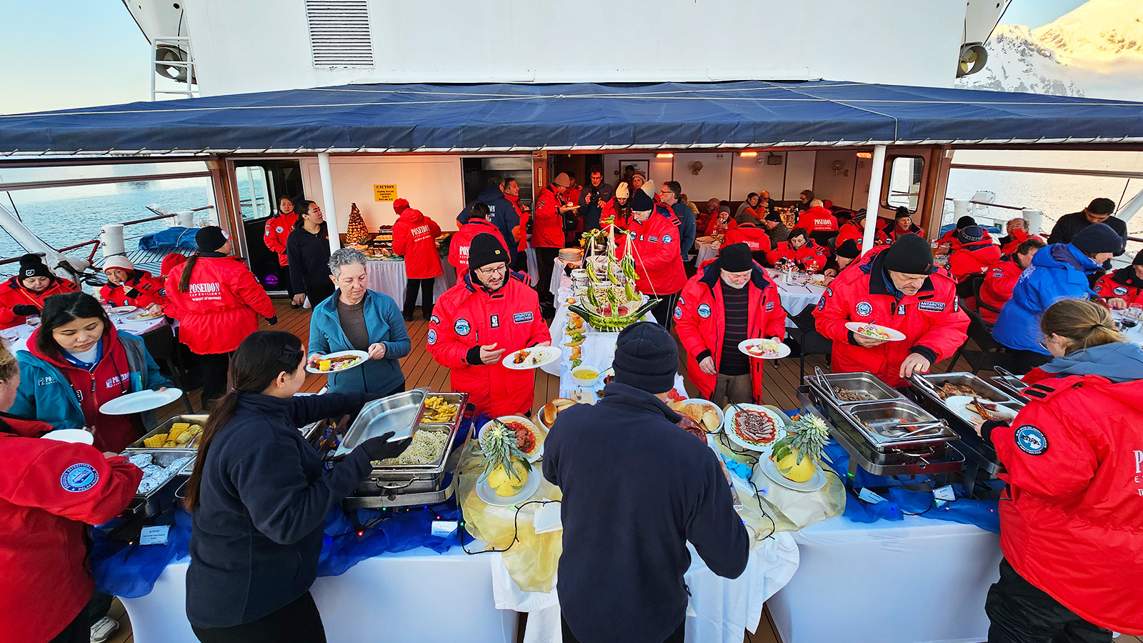 Barbecue op het achterdek van MV Sea Spirit