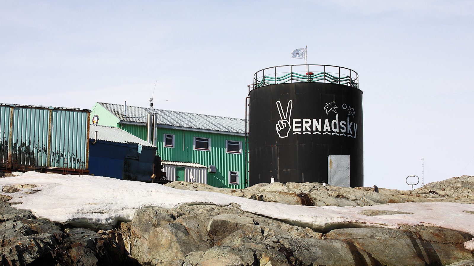 De immense brandstofsilo bloklettert Vernadsky, met de ‘V’ van … ‘vrede’, ‘victory’?