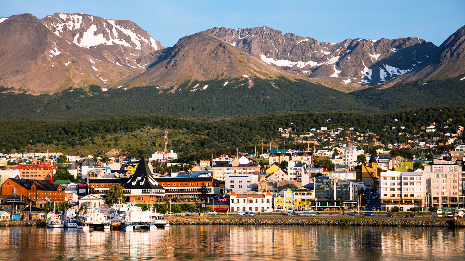 Ushuaia, een bonte verzameling chaotisch gebouwde stijlen die geen van allen op elkaar lijken
