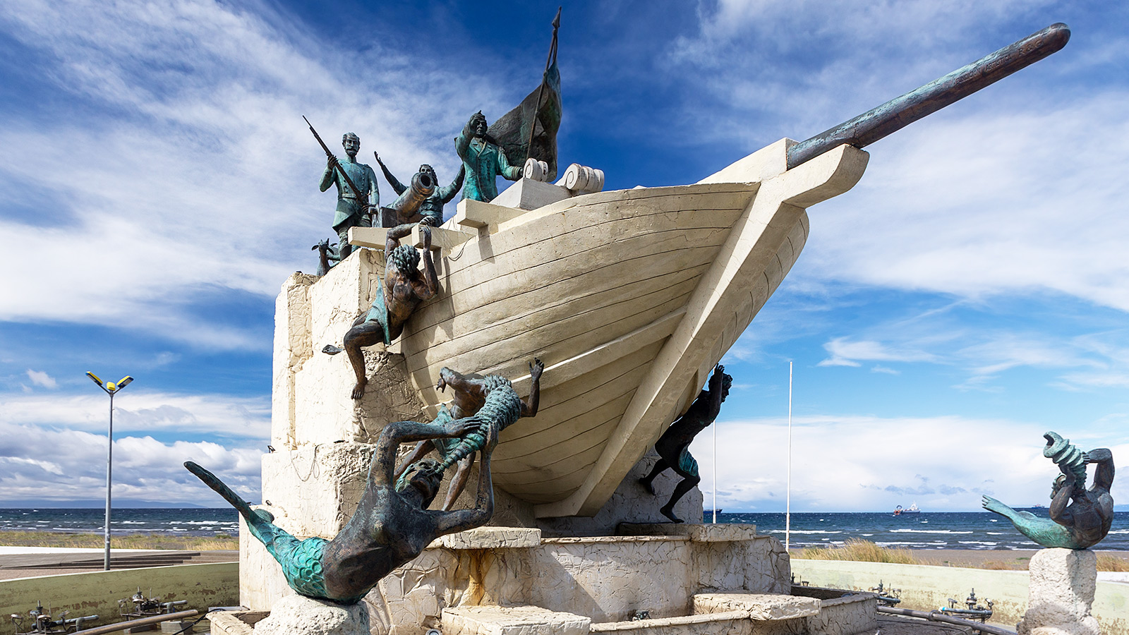 Het Monument van de Goleta Ancud combineert symboliek, folklore en historische figuren
