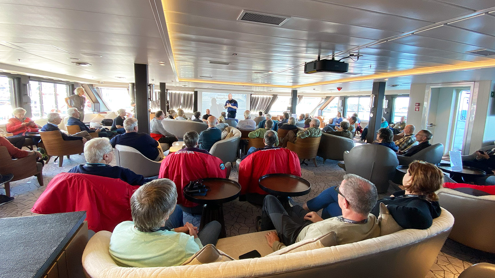 Expedition Leader David Berg overloopt met alle passagiers de veiligheidsregels