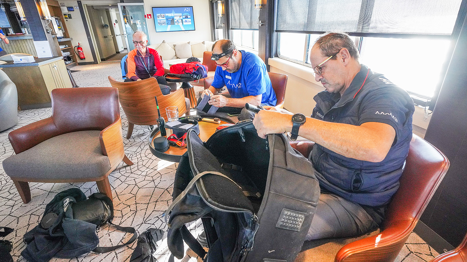 Tijdens de ’biosecurity’-procedure wordt je kledij en rugzak miniscuul ontdaan van aarde, plantresten en zaden