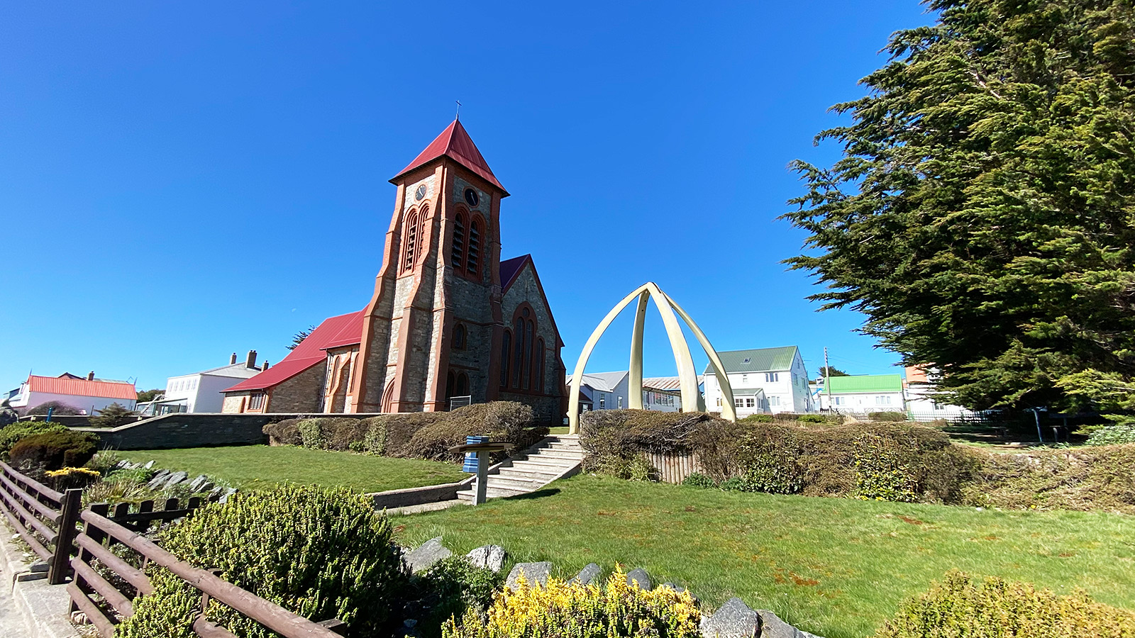 De Christ Church Cathedral symboliseert de historische band van de eilanden met de walvisvaart