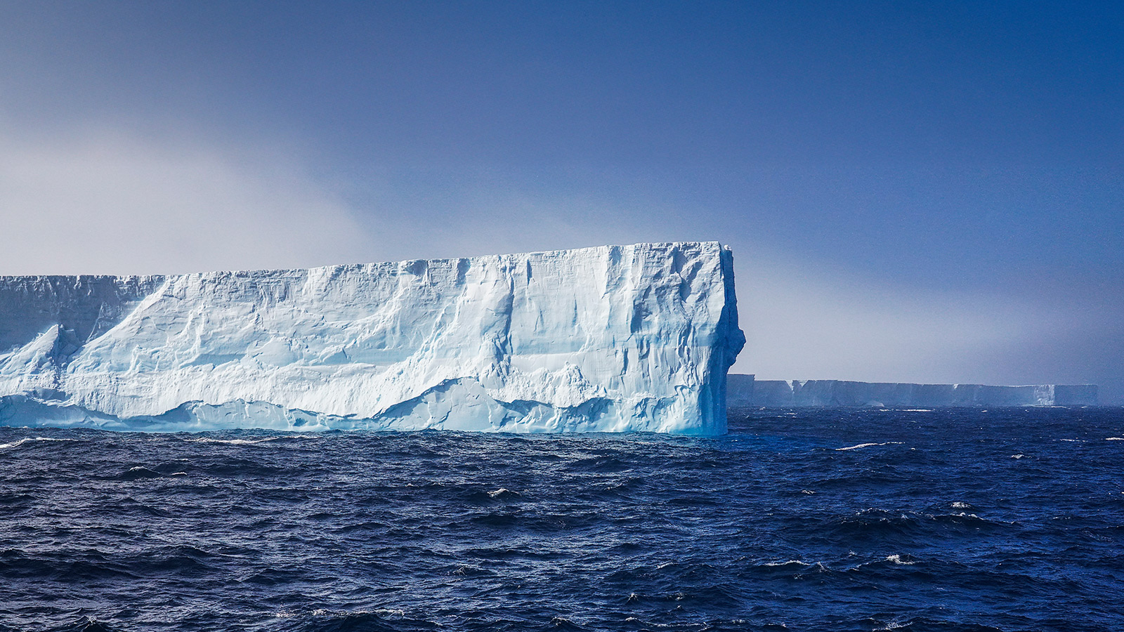 Het gevaarte torent zo’n 30 m boven het water uit - en dat is alleen het deel dat we kunnen zien