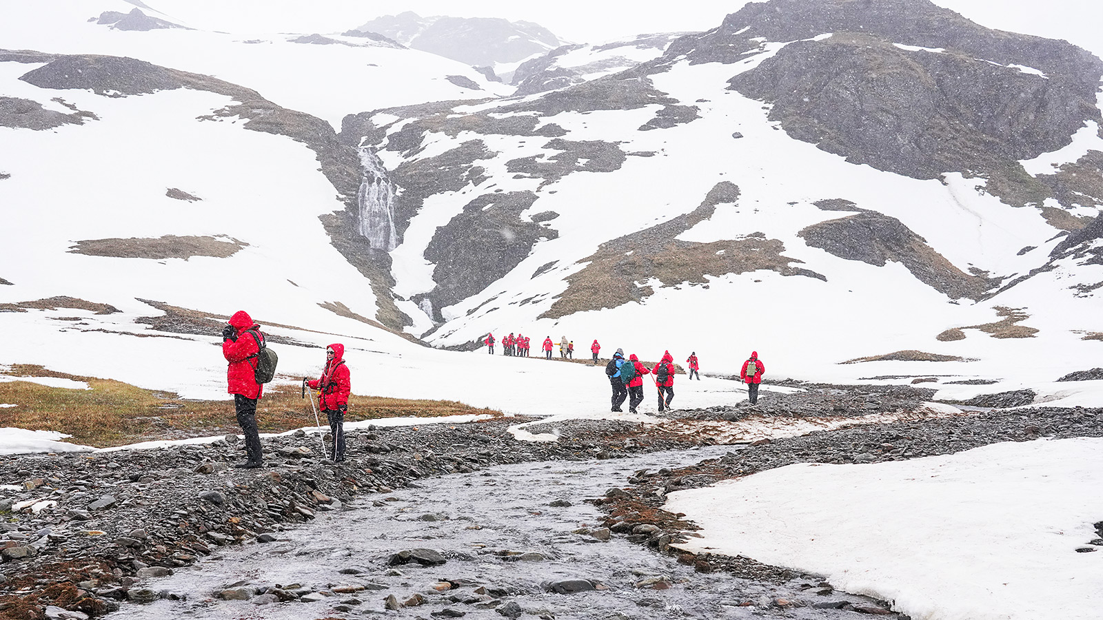 Tegen de noordwestenwind met zijn striemende regen en sneeuw in, volgen we de 2 km tot de waterval van Stromness