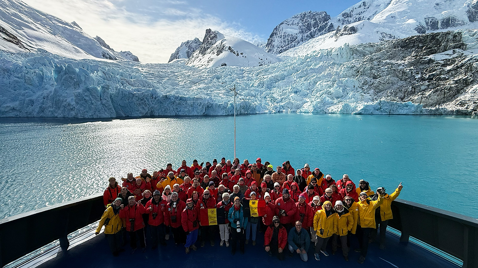 Groepsfoto, titel ‘Vrolijke vrienden’ (op vraag van Dirk) met gletsjerwand als decor | foto: Pancho