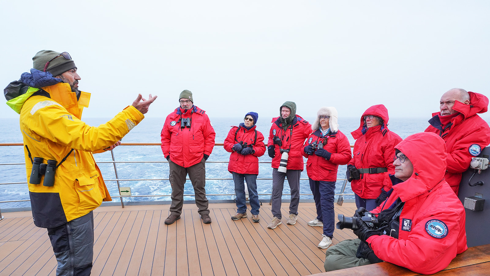 Brent telt op het achterdek samen met de passagiers vogels voor het ‘Southern Ocean Bird Survey’