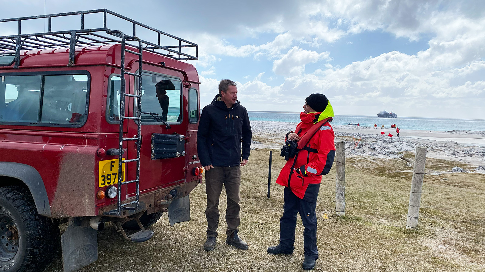 Met zijn Land Rover Defender brengt Nick zij-die-willen naar de kolonie van zuidelijke rotsspringers