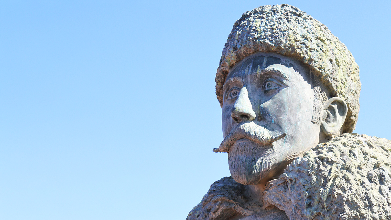 Het borstbeeld van Adrien de Gerlache tuurt zelfverzekerd richting Antarctica