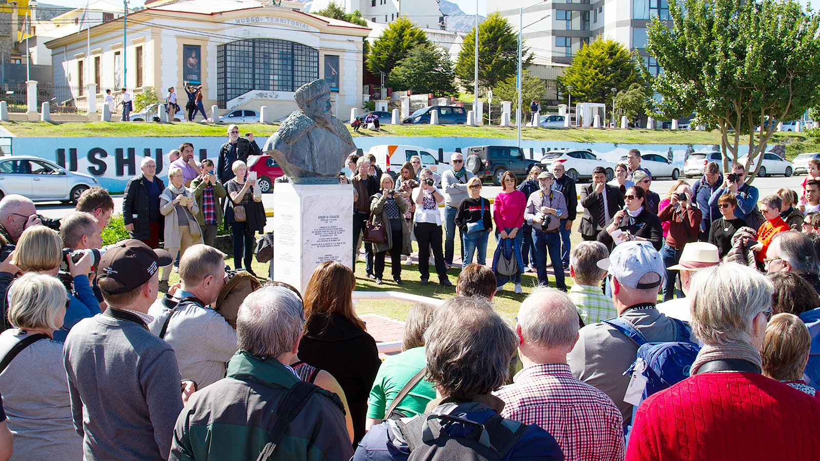 Hulde brengen bij het borstbeeld van de Belgische baron-avonturier op de promenade langs het Beaglekanaal