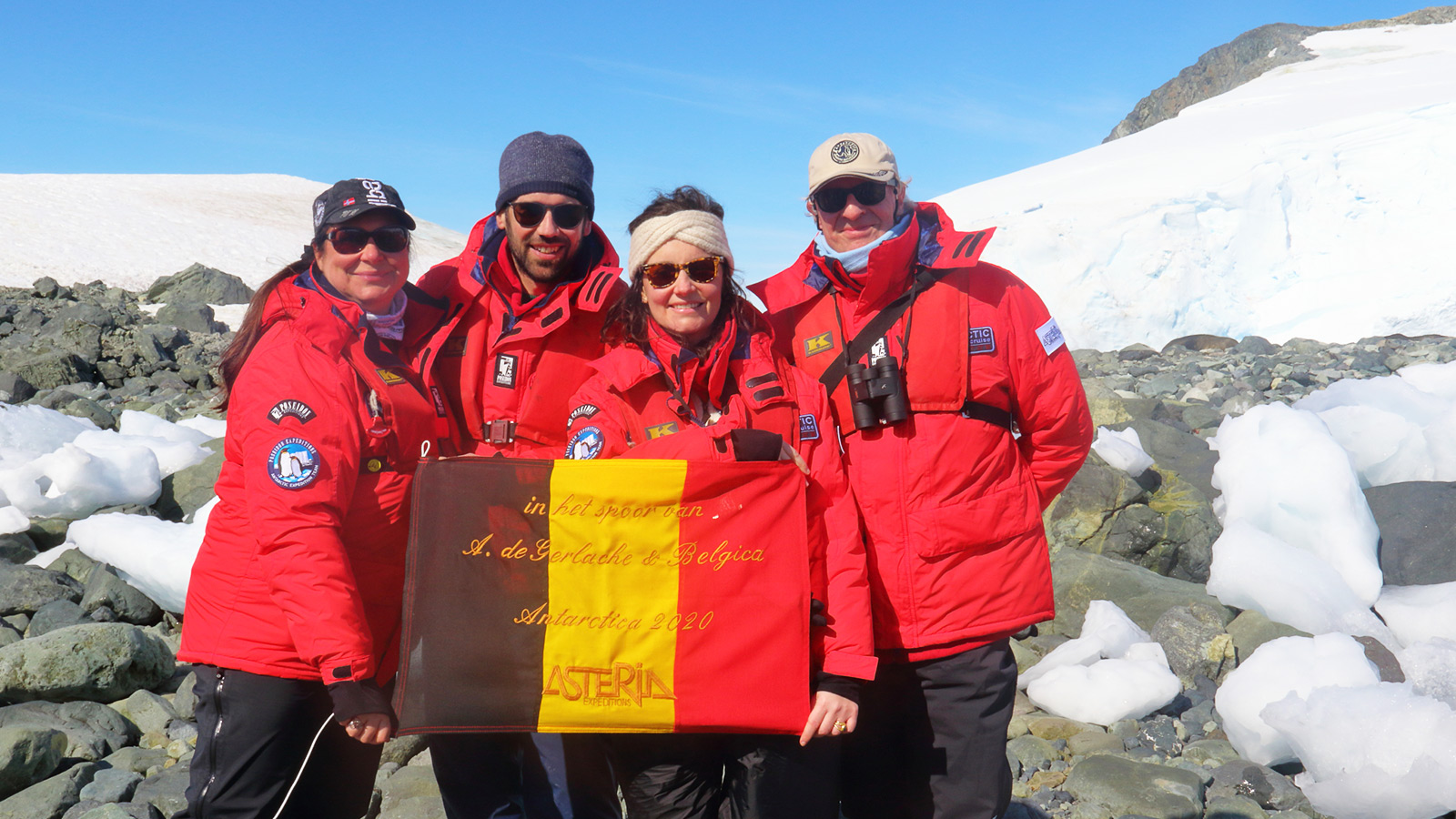 Bertrand de Gerlache met expeditievlag op Point d’Ursel, eerste toeristenlanding ooit