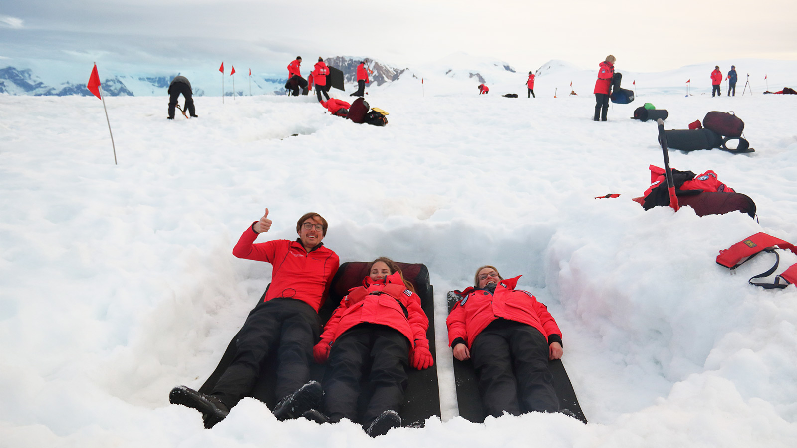 Kamperen in een zelfgegraven kuil onder de blote sterrenhemel