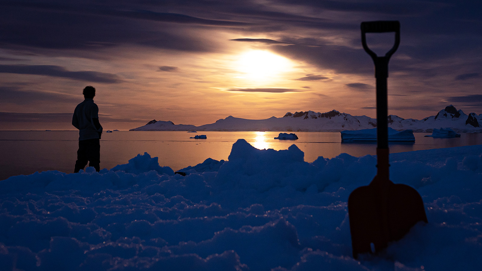 Het rood-oranje schijnsel van de maan op de sneeuw zorgen voor een uniek schouwspel