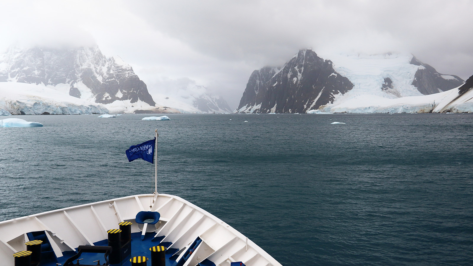 Lemaire Kanaal, de ’Kodak Gap’ op Antarctica, ligt vandaag verscholen onder een wolkendeken