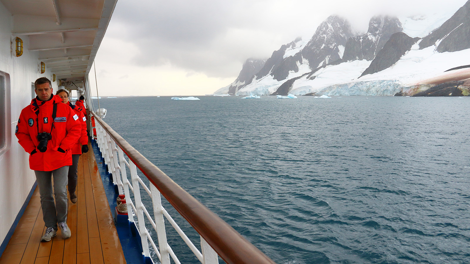 Aan bakboord verhullen de wolken de tweelingpiek ’Una Peaks’