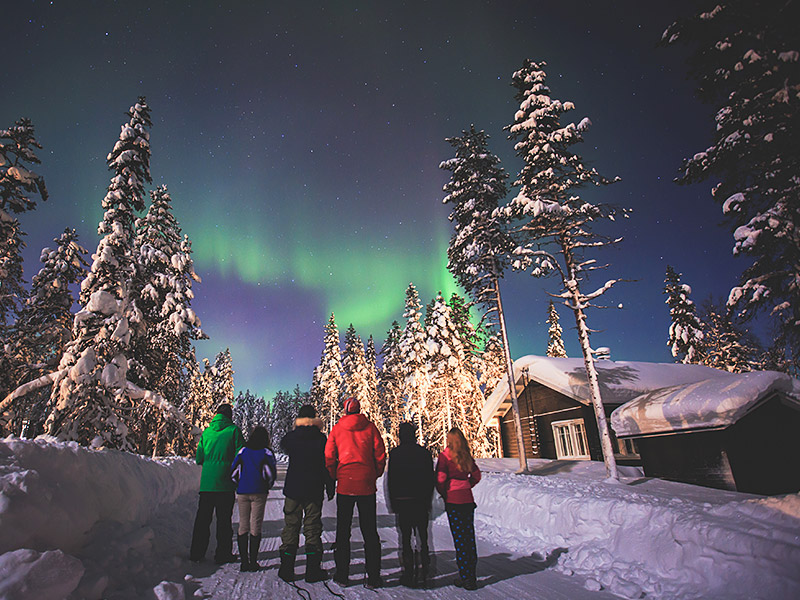 Het magische noorderlicht verlicht de hemel tijdens een winterreis in Lapland