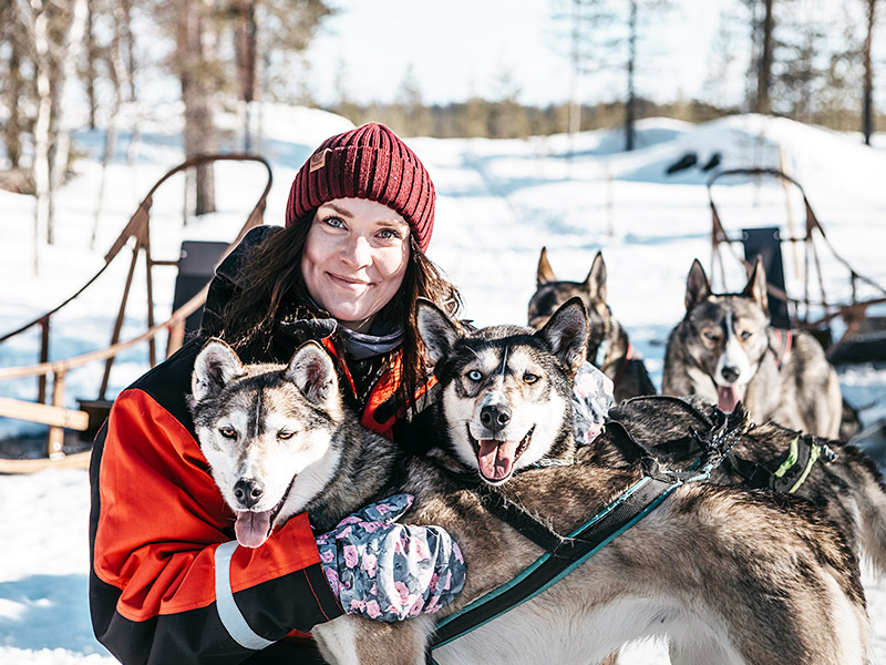 Beleef de winter in Lapland met avontuurlijke activiteiten zoals een huskysafari tocht met sneeuwscooters