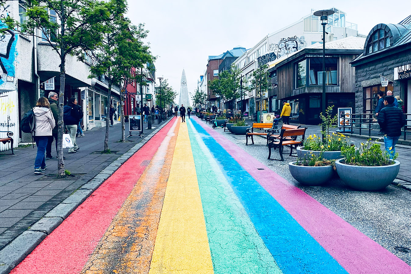 De iconische Rainbow Street illustreert perfect de creativiteit en het unieke karakter van IJsland